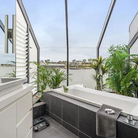 Pet Friendly Waterfront Escape In Balmain East!-2